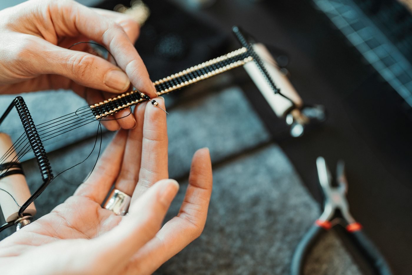 Atelier horloger avec outils et pièces