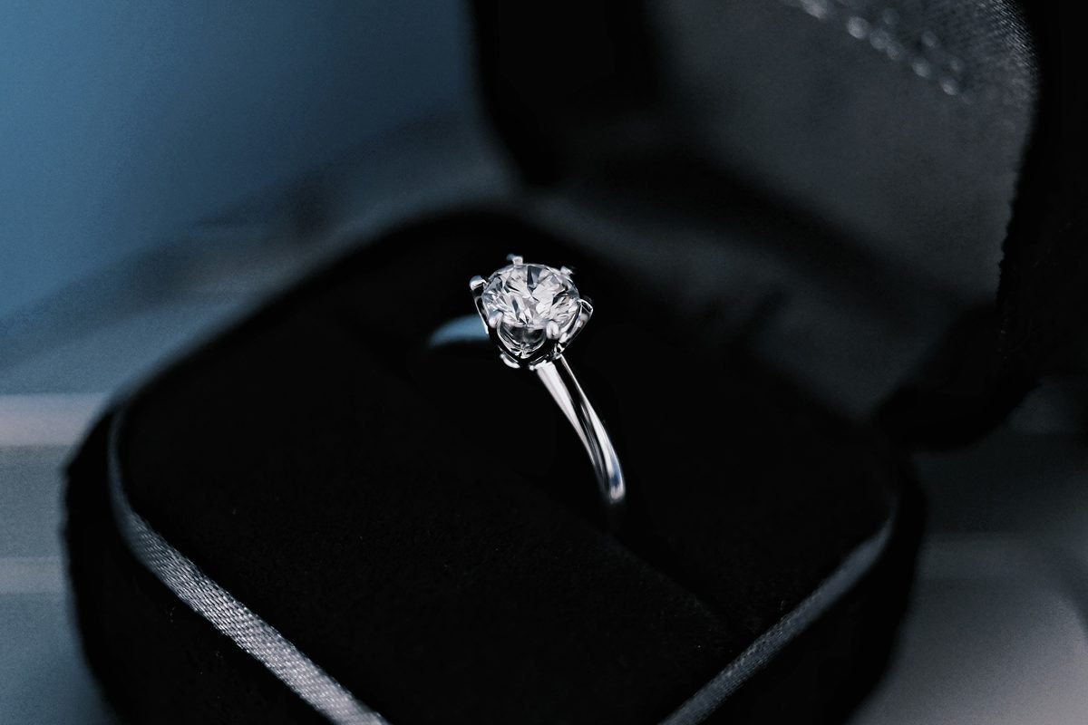 Bague solitaire et diamant sur fond clair