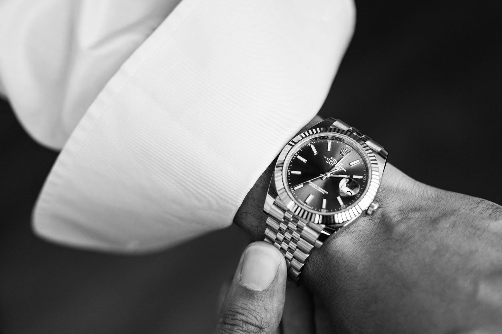 Montre de luxe photographiée en situation, univers horlogerie joaillerie